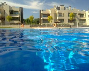 #habitación Madrid  Se alquila hab con baño privado muy luminosa a chica  Piscina 